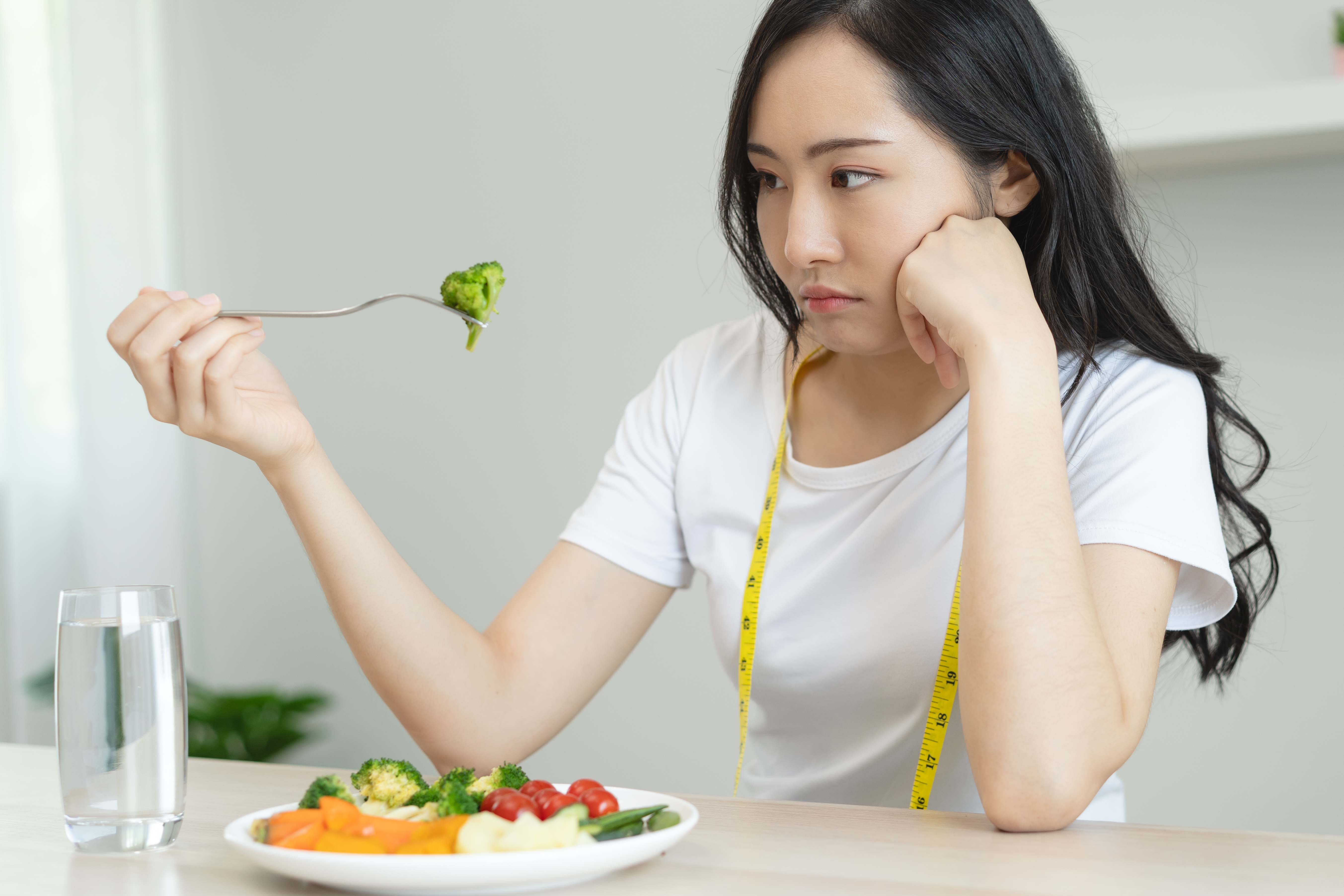 Bahaya Diet Ekstrem dan Mengapa Diet Seimbang Sangat Penting untuk Kesehatan Jangka Panjang